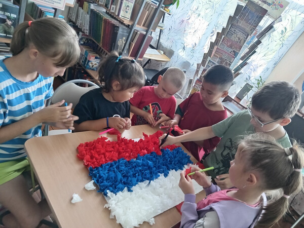 Патриотический час «Три цвета России»